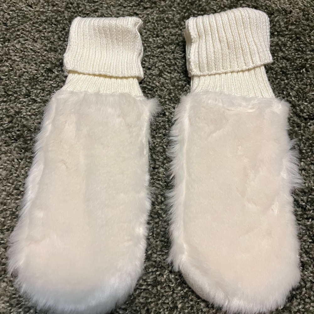 Gymboree NWOT Cream faux fur Knit Mittens Sz L